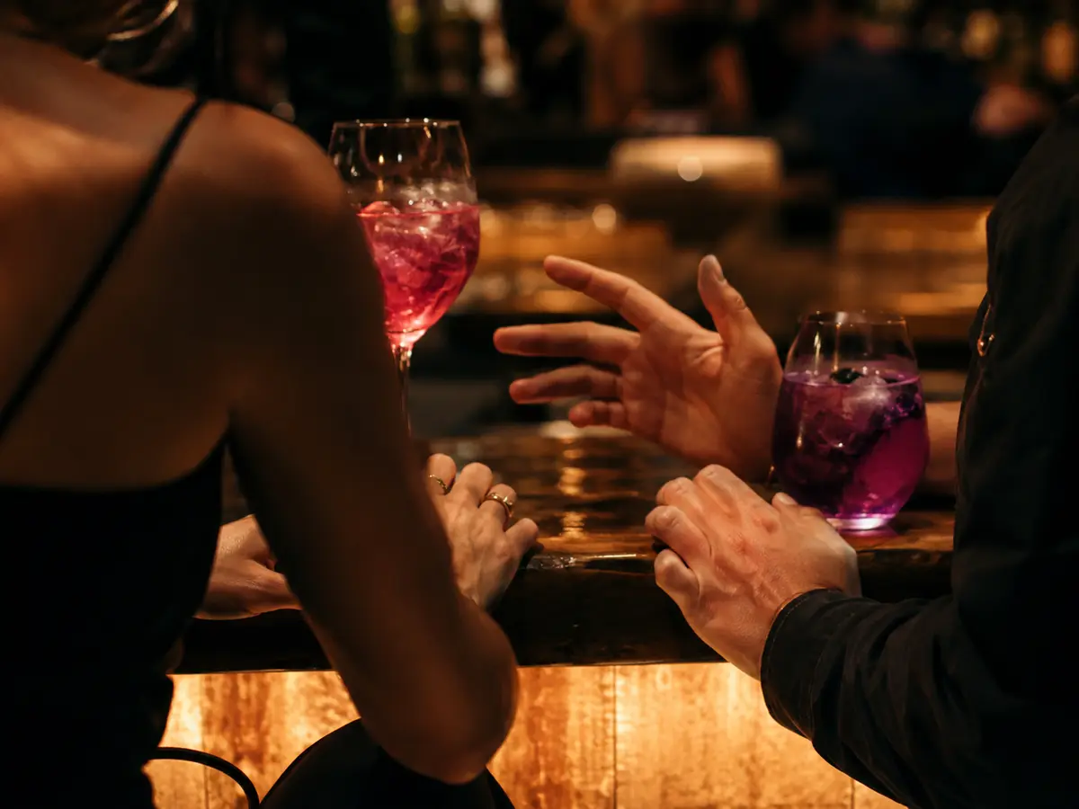 Deux personnes qui discutent autour d'un verre en terrasse